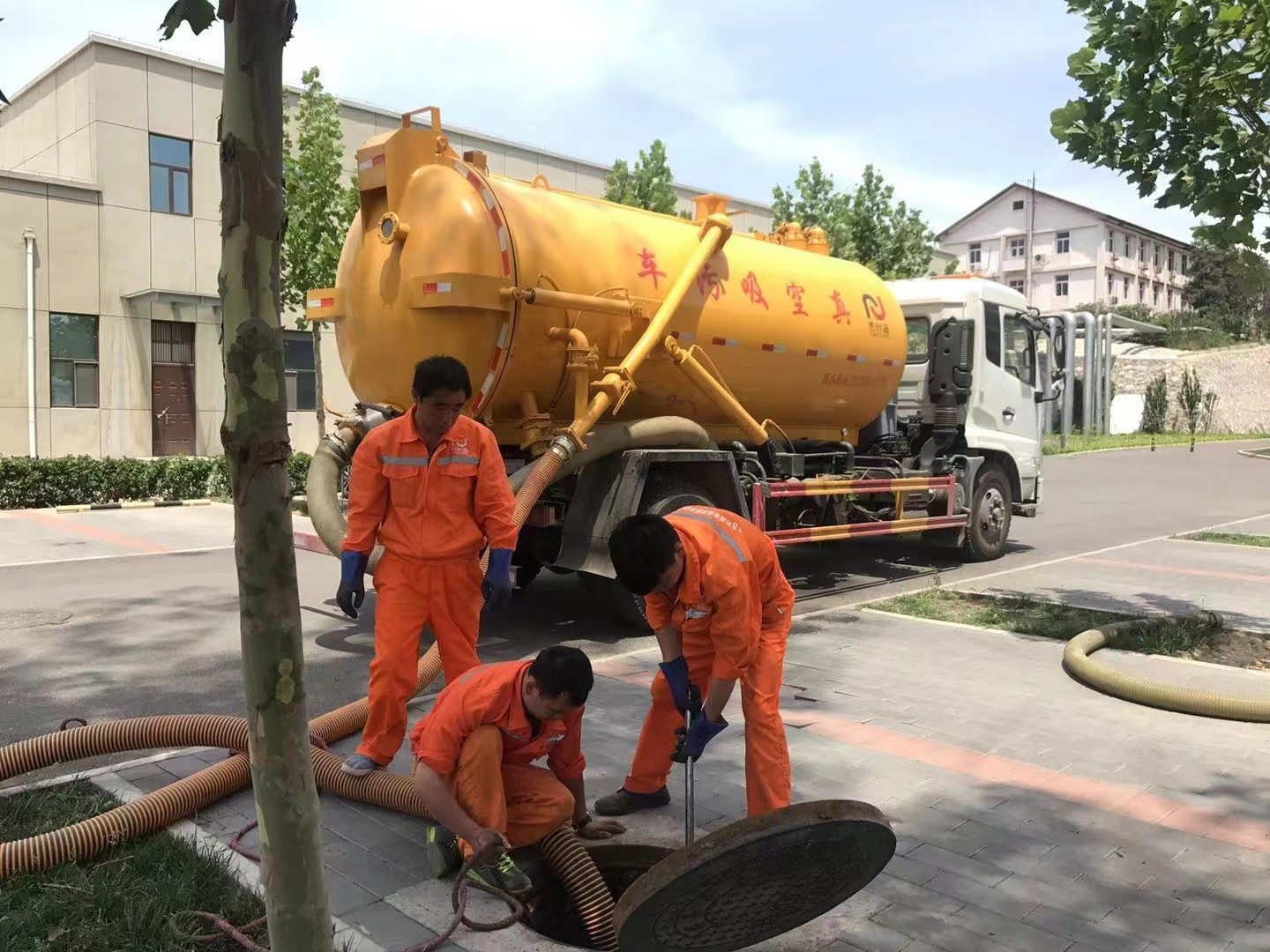 元阳管道疏通车停在窨井附近