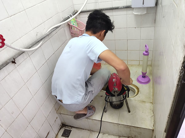 元阳管道堵塞冒臭气 专业师傅现场解决问题